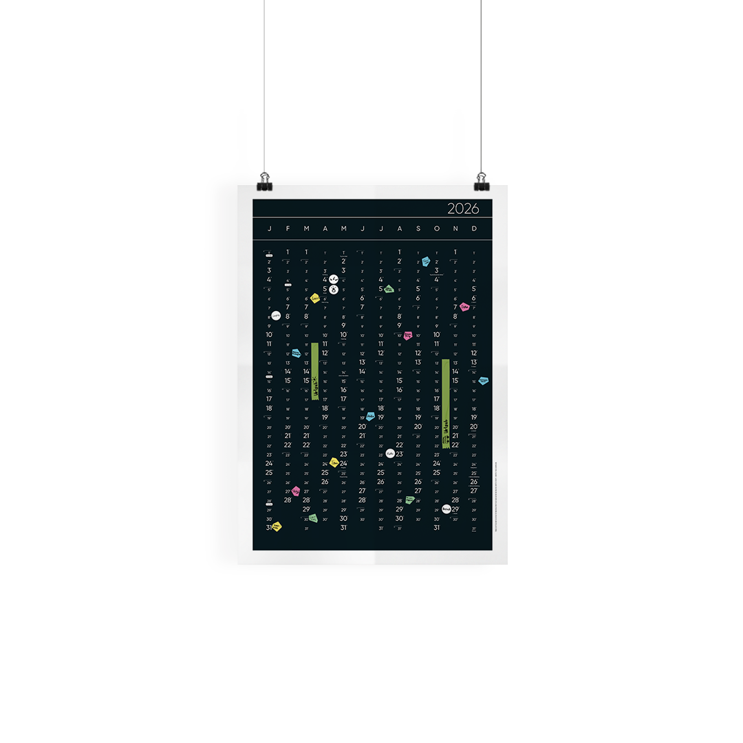 Jahreskalender-Poster 2026 in Schwarz, mit zwei Klammern hängend an der Wand